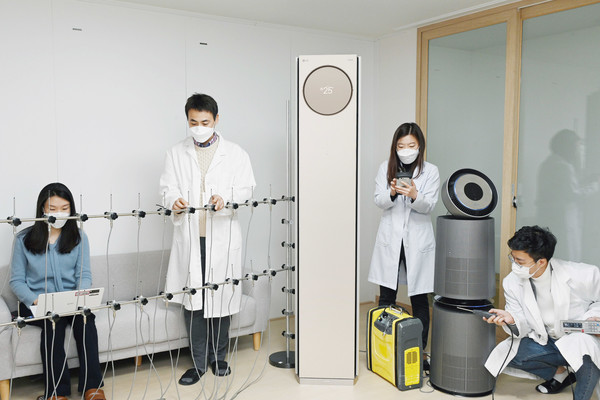 LG전자 연구원들이 서울 금천구 가산R&D캠퍼스에 위치한 공기과학연구소에서 휘센 타워 에어컨의 기류(氣流), 퓨리케어 360˚ 공기청정기 알파의 미세먼지제거능력 등을 시험하고 있다.