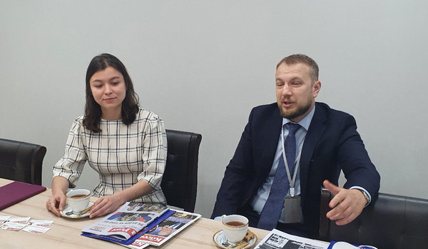 주한 러시아 연방 무역 대표부 경제과 과장 올레그 피로젠코 (오른쪽), 상무관 카리나 할리커바 (왼쪽에서 3번째)가 코리아 포스트 미디어 기자들의 질문에 답하고 있다. 그들은 한국의 경쟁력 있는 러시아 제품 수입의 중요성을 강조했다.
