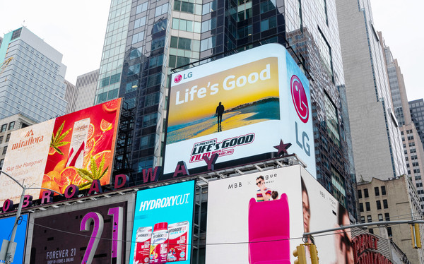 미국 뉴욕 타임스스퀘어에 있는 LG전자 전광판에 Life's Good 영화가 소개되고 있는 모습. (사진제공:LG전자)