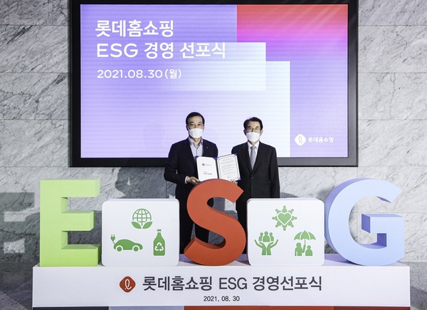 롯데홈쇼핑은 이달 30일(월), 서울 영등포구 양평동 본사에서 ESG경영 선포식을 갖고, ESG위원회 설립을 발표했다.(왼쪽부터 롯데홈쇼핑 이완신 대표, ESG위원회 강쳘규 위원장)(사진제공:롯데홈쇼핑)