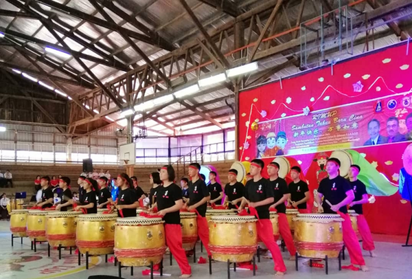 중국 음력 설을 축하하는 드럼 연주