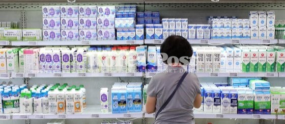 20일 서울시내 한 대형마트에서 시민이 우유를 구매하고 있다. (사진출처:뉴스1)