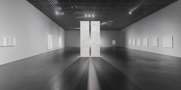 현대미술 기획전 '메리 코스 빛을 담은 회화' 전시 전경