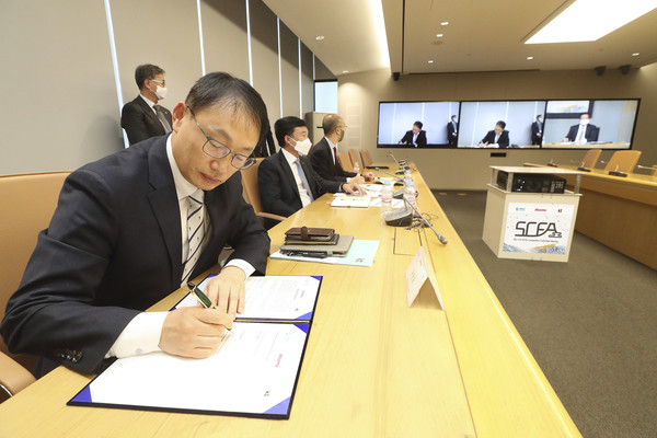 KT가 25일 화상으로 진행된 제 11차 SCFA 총회에서 중국의 차이나모바일, 일본의 NTT 도코모와의 전략적 제휴를 5년 연장하고 동북아 3개국을 대표하는 통신 사업자간 협력을 더욱 강화하기로 했다고 26일 밝혔다.