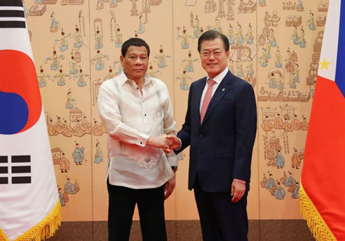 2018년 6월 4일 문재인 대통령(오른쪽)과 로드리고 두테르테 필리핀 대통령이 서울 청와대에서 한국-필리핀 정상회담에 앞서 악수하고 있다.