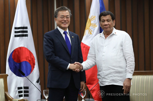 2018년 11월 13일 문재인 대통령(왼쪽)과 로드리고 두테르테 필리핀 대통령이 마닐라의 필리핀 국제 컨벤션 센터에서 정상회담을 앞두고 악수하고 있다.