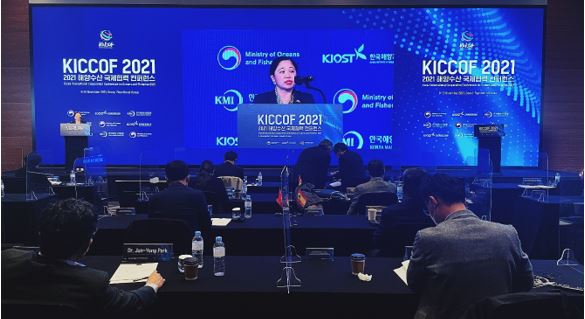 2021년 11월 9일부터 10일까지 디존-데베가 주한 필리핀 대사는 여의도에서 대한민국 해양수산부와 한국해양연구원(KMI), 한국해양과학기술원(KIOST)가 주최한 2021 해양수산 국제협력 컨퍼런스(KICCOF)에서 메시지를 전달하고 있습니다.