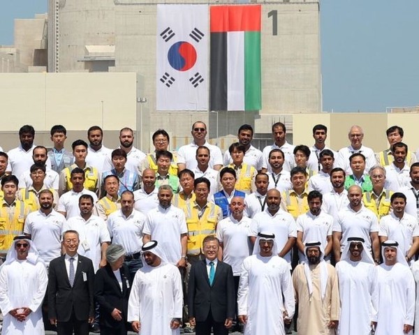 2018년 3월 26일 문재인 대통령(앞줄 오른쪽에서 5번째)과 모하메드 빈 자이드 알나얀 아부다비 왕세자(앞줄 오른쪽에서 4번째)가 바라카 원전 앞에서 한국과 아랍에미리트 관계자들과 기념촬영을 하고 있다.