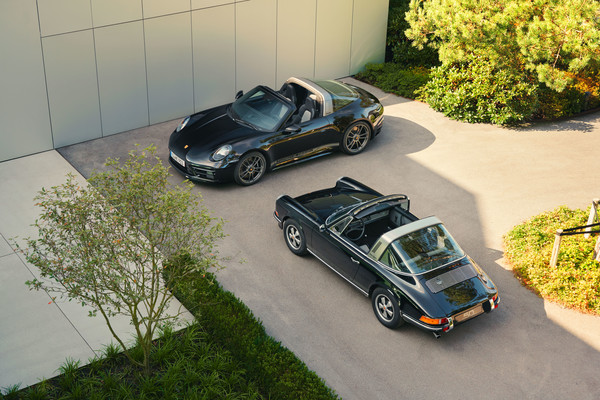 ‘911 에디션 50주년 포르쉐 디자인(Porsche 911 Edition 50Y Porsche Design)’과 ‘911 S 2.4 타르가(911 S 2.4 Targa)