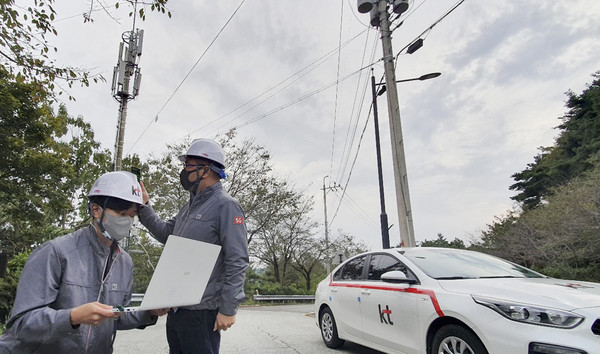 KT 직원들이 전남 담양 지역에서 LTE와 5G 장거리 프론트홀 테스트 진행 중인 모습