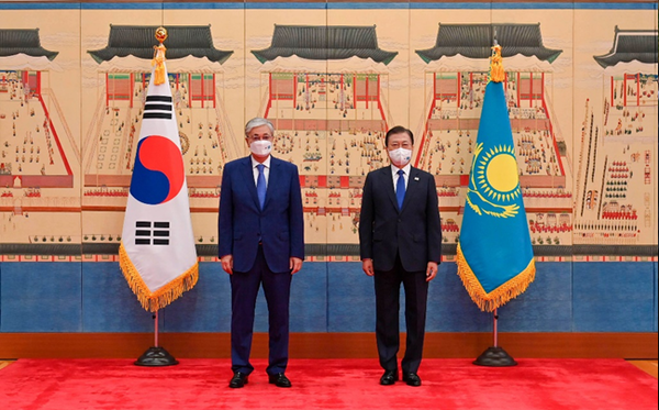 문재인 대통령(오른쪽)이 2021년 8월 17일 청와대 본관에서 방한한 카심-조마르트 토카예프 카자흐스탄 대통령과 기념촬영을 하고 있다.