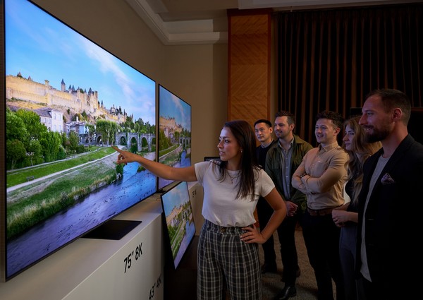5월 11일(현지시간) 영국 런던 로얄가든 호텔에서 개최된 삼성전자 유럽 테크세미나에서 참석자들이 삼성전자의 2022년형 신제품 Neo QLED 8K를 살펴보고 있다