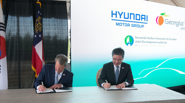 조지아주 브라이언 켐프(Brian Kemp) 주지사(왼쪽)과 현대자동차 장재훈 사장(오른쪽)이 투자협약에 서명하는 모습.