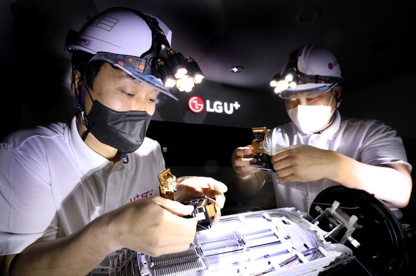 광코어 체험관에서 LG유플러스 소속 교육생들이 단선된 광케이블을 수작업으로 연결하고 있는 모습.