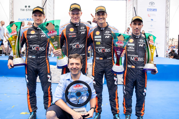 이탈리아에서 열린 2022 WRC 5차 대회에서 수상자들이 기념촬영 하고 있는 모습. (뒷줄 왼쪽부터 우승을 차지한 현대 월드랠리팀 보조 드라이버 마틴 야르베오야(Martin Järveoja), 드라이버 오트 타낙(Ott Tänak), 3위를 차지한 드라이버 다니 소르도(Dani Sordo), 보조 드라이버 칸디도 카레라(Candido Carrera))