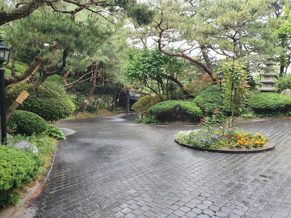 서울 성북동소재 앙골라 대사관저에 있는 아름다운 정원