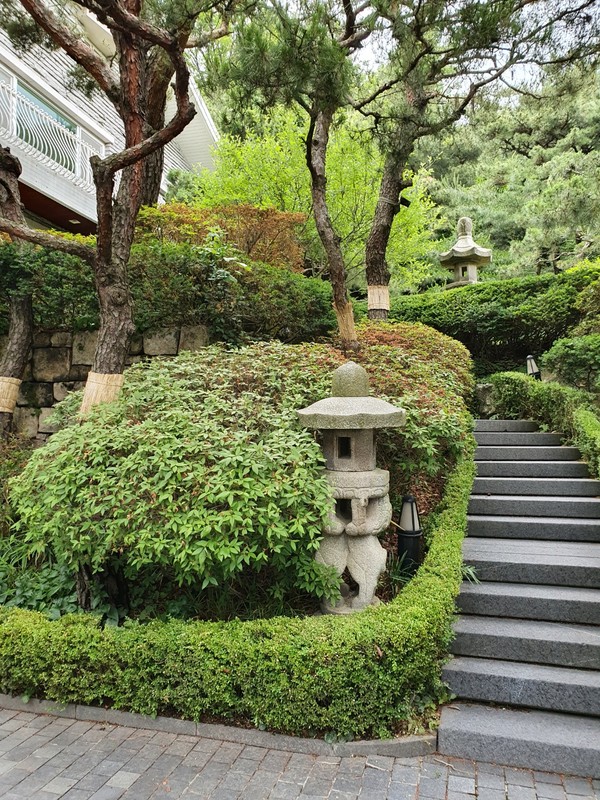 서울 성북구 성북동에 위치한 앙골라 대사관저에 있는 아름다운 정원으로 이어지는 계단
