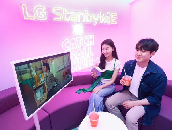 LG전자가 6월 30일부터 7월 28일까지 서울 홍대 걷고싶은거리에 LG 스탠바이미(StanbyME)를 자유롭게 경험할 수 있는 ‘LG 스탠바이미 클럽’을 오픈한다. 모델들이 LG 스탠바이미로 라운지 공간에서 휴식을 즐기며 인기 OTT 콘텐츠를 감상하고 있다.