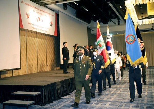 의장대가 한국과 페루의 국기를 들고 리셉션장에 입장하고 있다.