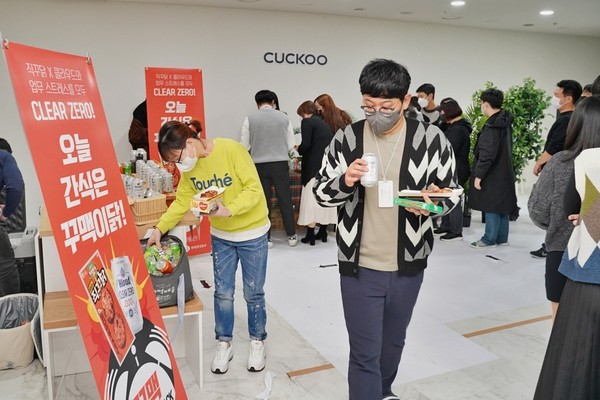 서울 논현동에 위치한 쿠쿠전자에서 임직원들이 ‘꾸맥’ 간식을 즐기고 있다.