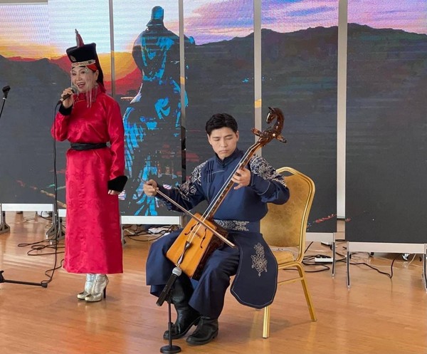 몽골의 여성 가수가 몽골 전통 악기 마두금와 함께 몽골 노래를 선보인다.