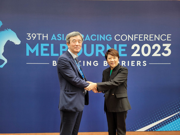 제39회 ARC 한국마사회 정기환 회장(왼쪽)과 싱가포르터프클럽 아이린 림 회장