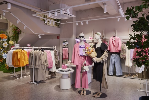 H&M 가로수길점 여성복 섹션
