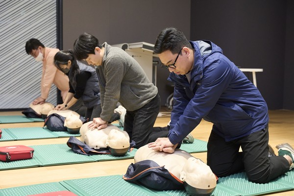 서울 마곡에 위치한 넥센중앙연구소 '더넥센유니버시티'에서 넥센타이어 임직원들이 응급처치 교육을 받는 모습 