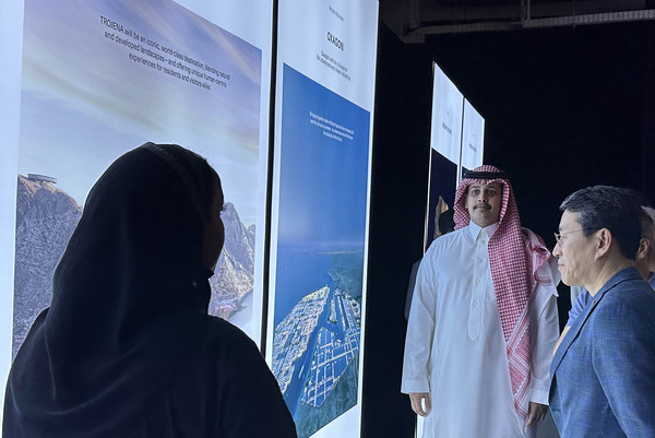 LG전자 조주완 사장(오른쪽 첫 번째)이 지난 1일 사우디아라비아 리야드에서 초대형 미래 신도시 건설 사업 ‘네옴시티’의 전시관을 방문 / 사진 LG전자 제공