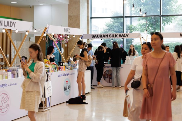  이달 10일 알마티 쇼핑몰 포럼에서 B2C 한국 소비재 상품 판촉전이 개최되고 있다. / 사진 KOTRA 제공