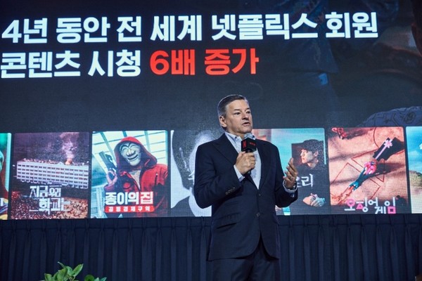 테드 서랜도스 넷플릭스 CEO가 22일 서울 종로구 포시즌스호텔서울에서 열린 ‘넷플릭스와 한국 콘텐츠 이야기 간담회’에서 한국 콘텐츠의 강점을 설명하고 있다.   넷플릭스 제공