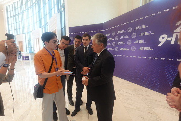 브리핑룸에서 나온 알로예프 바흐롬전 법무부장관과 한국기자와 간단한인터뷰가 진행되고 있다.  .