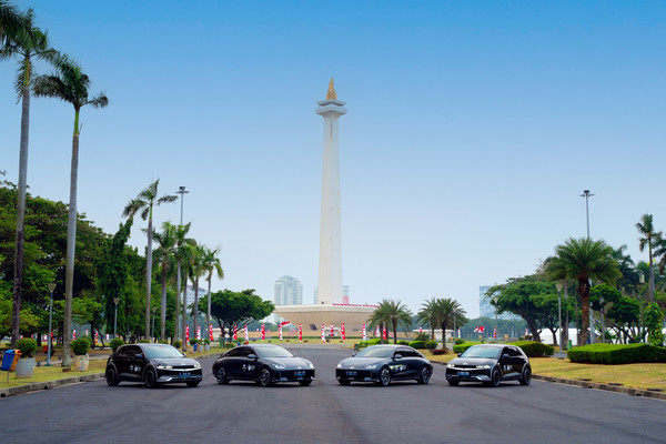 [자카르타 모나스 광장 독립기념탑 앞에 서있는 제43차 아세안 정상회의 공식 차량(아이오닉 5, 아이오닉 6)/사진=현대자동차]