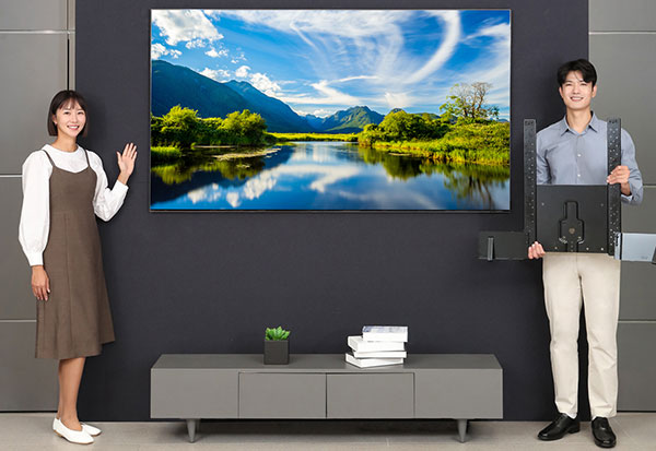 삼성전자 모델이 삼성스토어 대치점에서 '삼성 TV 무타공 솔루션'을 소개하고 있다.