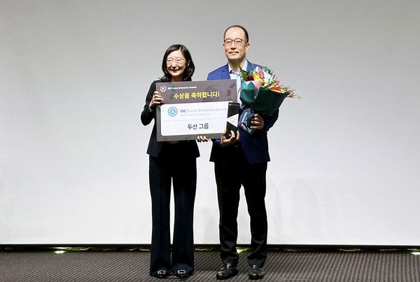 DDI HoD 조직을 총괄하는 로버트오 부사장(오른쪽)이 한국IDC 한은선 지사장과 기념사진을 촬영하고 있다.