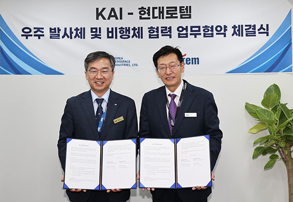 김지홍(왼쪽) 한국항공우주산업 미래융합기술원장과 현대로템 안경수 디펜스솔루션사업본부장이 우주 발사체 및 비행체 협력 업무협약을 체결하고 기념 촬영하고 있다.