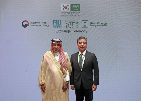 (왼쪽부터) 바르드 알바드르(Badr AlBadr) 사우디 투자부 차관, 장재훈 현대자동차 사장.사진=현대자동차