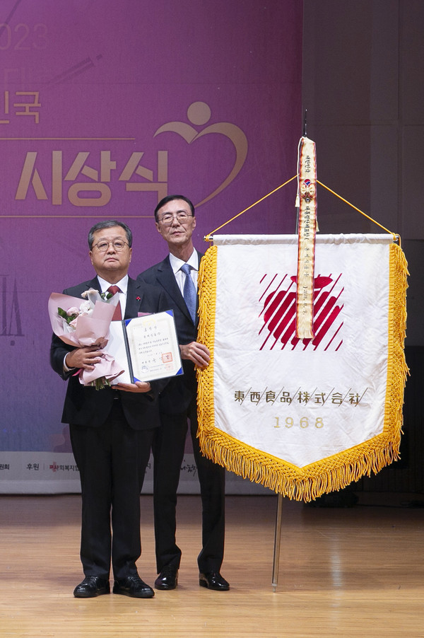  (왼쪽부터) 동서식품 김광수 사장, 동서식품 최상인 홍보상무가 기념사진을 촬영하고 있다.사진=동서식품