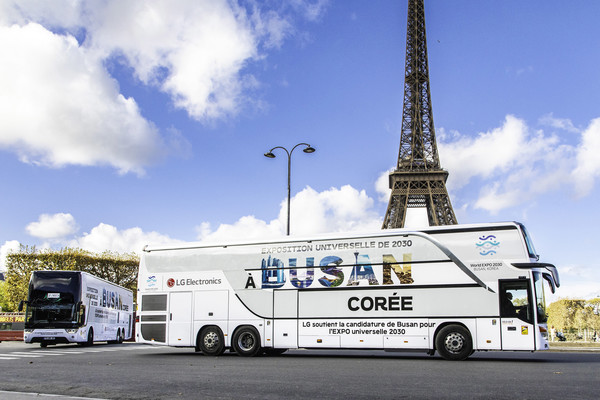 LG가 운영하는 부산 엑스포 홍보 버스가 프랑스 현지시간 28일 2030년 엑스포 개최지 선정을 위한 투표를 앞두고 파리의 주요 명소들을 순회하고 있다.      (사진: LG전자 제공)