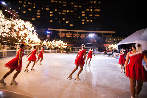 매년 연말과 새해 특별한 추억을 선사하는 도심 액티비티 명소 그랜드 하얏트 서울의 아이스링크에서 매주 금요일 오후 7시, 피겨 스케이트 유망주들의 공연이 펼쳐진다.