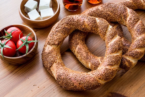 시미트 (Simit)는 이스탄불에서 가장 인기 있는 길거리 음식이다. 시미트는 지름 15cm (6인치) 크기의 빵으로, 고리 모양의 반죽에 참깨를 뿌려 구워 낸 간식이다.