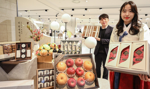   6일 오전, 서울시 강남구 현대백화점 무역센터점 지하1층 식품관에서 직원이 '핸드캐리용 설 선물세트'를 소개하고 있다.