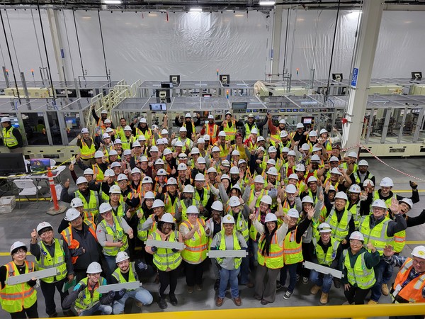  얼티엄셀즈 직원들이 제2공장에서 생산된 첫 배터리를 들고 기념사진을 찍고 있다.