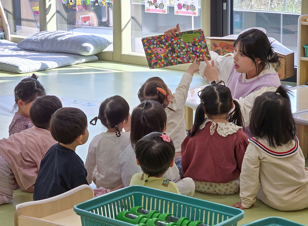 삼성전자 디지털시티 제4어린이집에서 선생님이 원아들에게 그림책을 읽어주고 있다.​​​​​​​
